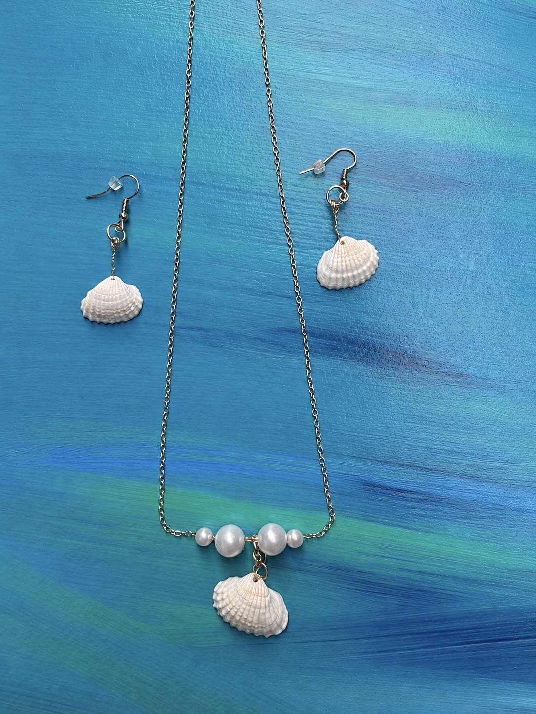 Pearl and white cockle shell pendant set